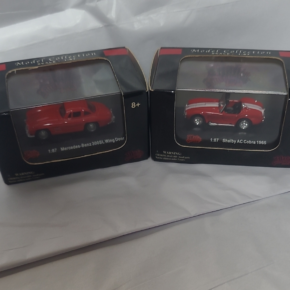 Malibu International  Red Model Car Set 1:87